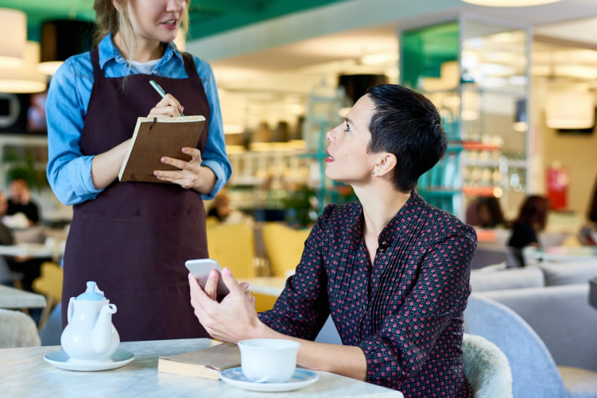 Como monitorar a satisfação do cliente em um restaurante?