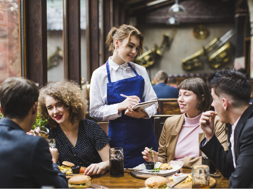 Conheça os desafios na hora de atender clientes estrangeiros no food service